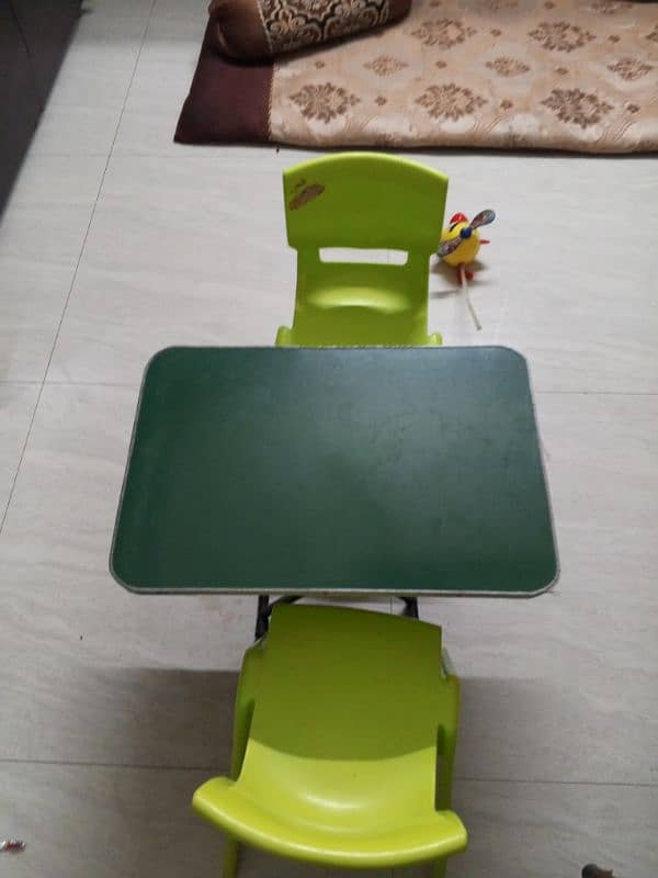 2 chairs ND one table lyt green chairs ND dark green table 3