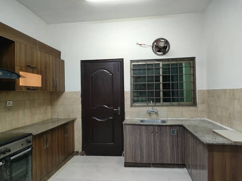 Cheapest 10 Marla 3 Bed Flat On Superb Location Is Avialable For Sale In Askari-11, Lahore 5