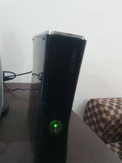 XBOX 360 SLIM WITH 2 CONTOLLERS