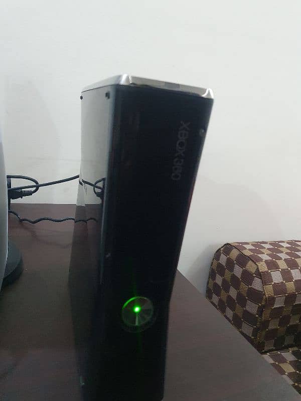 XBOX 360 SLIM WITH 2 CONTOLLERS 0