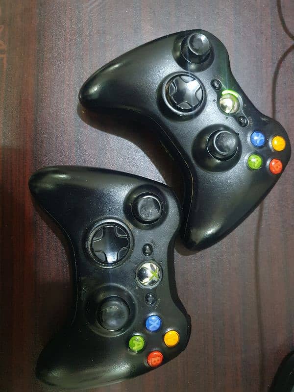 XBOX 360 SLIM WITH 2 CONTOLLERS 1