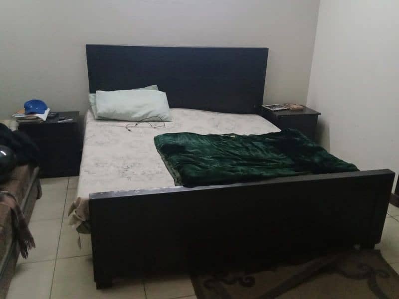 King size bed with 2 side tables is up for sale 0