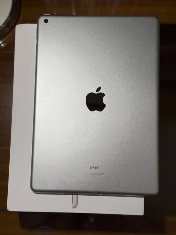 ipad 8th gen 32gb with box 1