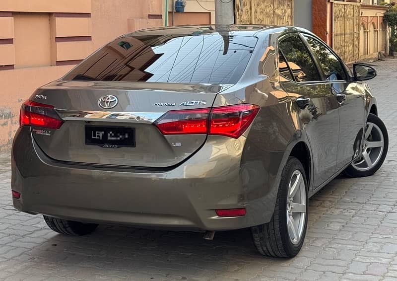 Toyota Corolla Altis 1.6  2015 12