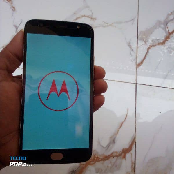 moto E5 plus or g . pure set 8