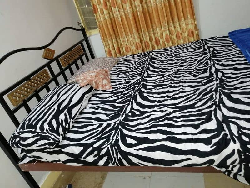 i am selling double bed with dressing table and side table 0