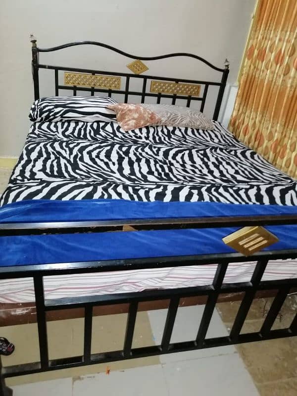 i am selling double bed with dressing table and side table 4