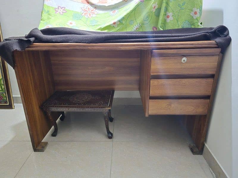 10/10 COMPUTER/OFFICE TABLE WITH 3 DRAWERS FOR SALE 0