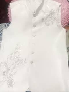 WAISTCOAT - WHITE WITH FLOWERS