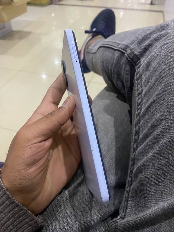 i am selling tecno camon 19 neo 6gb Ram 128 memory with box 2