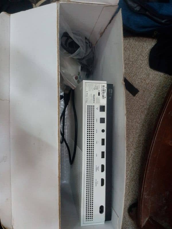 Xbox one s non jhelbrake with box and controller 5