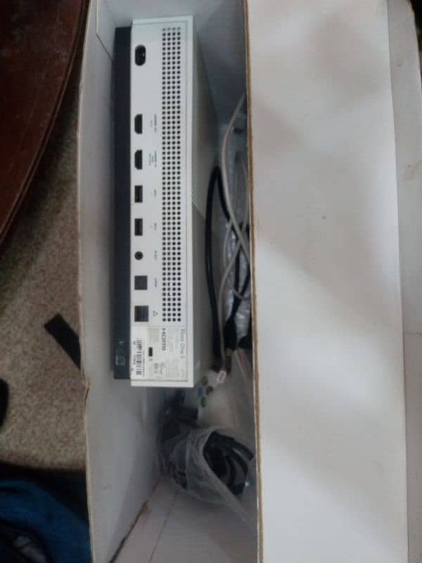 Xbox one s non jhelbrake with box and controller 6