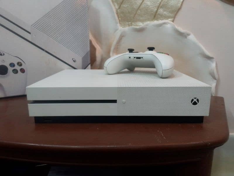 Xbox one s non jhelbrake with box and controller 8