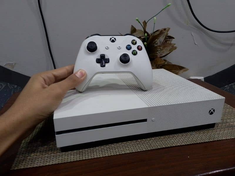 Xbox one s non jhelbrake with box and controller 10