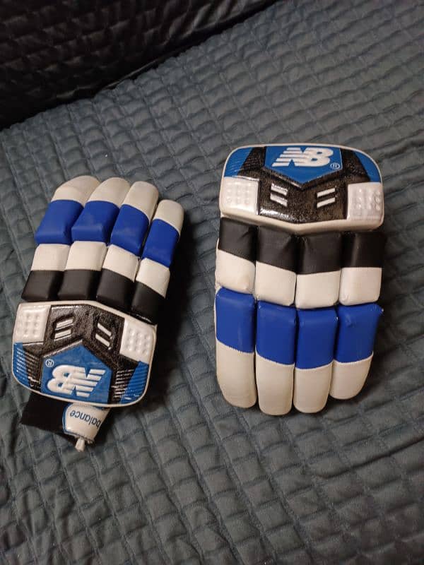 Cricket pads , thighs, gloves 3