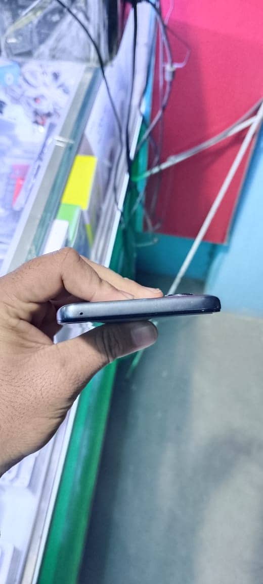 Moto edge 2022 . . ram. 8. . . 256. mamri.  koi masla nai mobile phone ko all 3