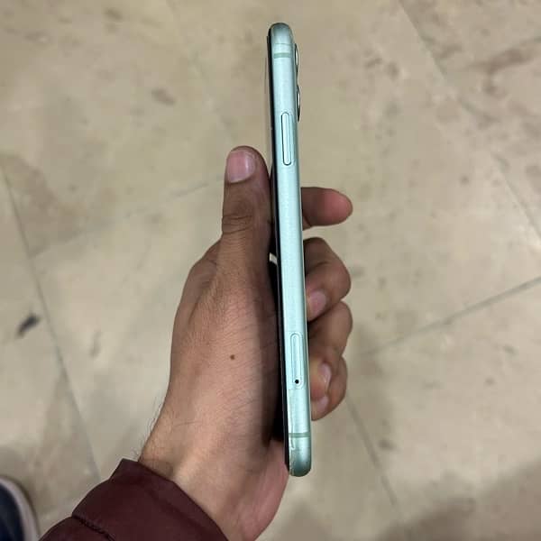 iphone 11 lush condition factory unlock 64 gb 2