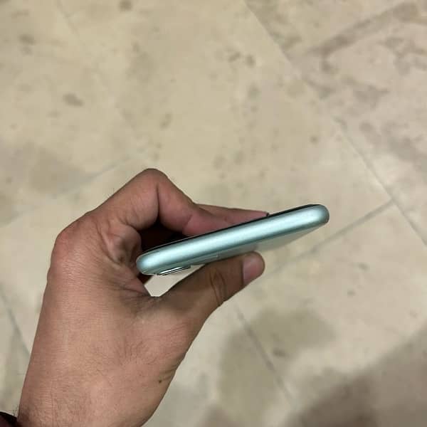 iphone 11 lush condition factory unlock 64 gb 3