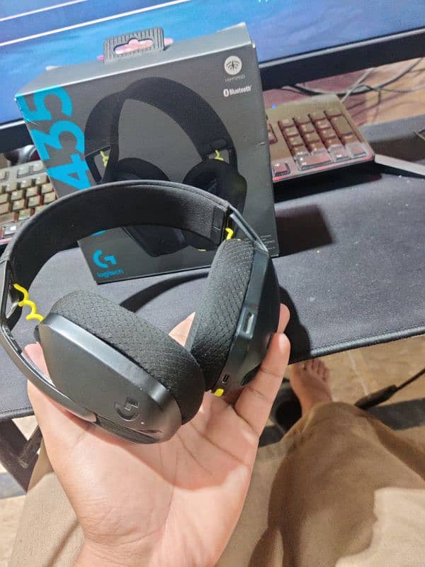 Logitech G435 gaming headset for PC AND Phone 1