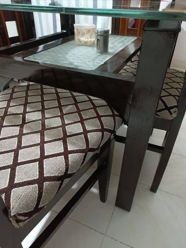 4 seater dining table in fresh condition 0