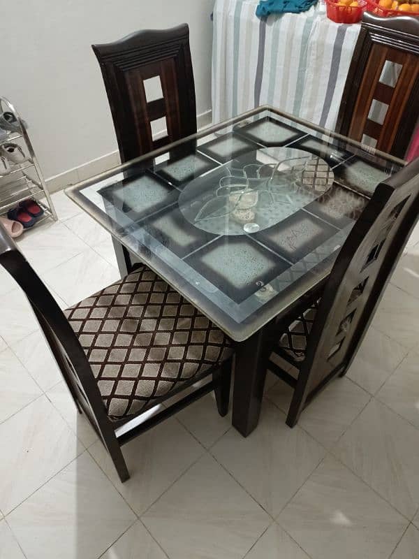 4 seater dining table in fresh condition 1