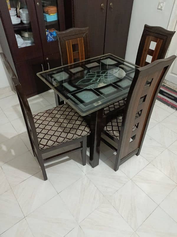 4 seater dining table in fresh condition 3