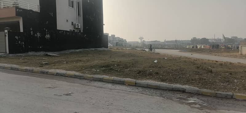 CORNER PLOT 9 MARLA AVAILABLE FOR SALE IN ALI BLOCK 0