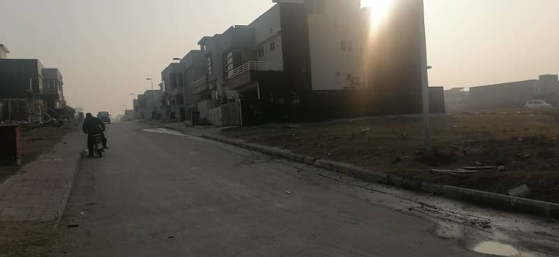 CORNER PLOT 9 MARLA AVAILABLE FOR SALE IN ALI BLOCK 3