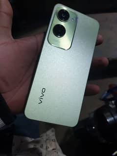 Vivo y 18 with box charger 10 month warranty4+4/128