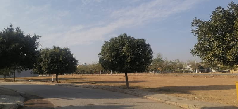 SPECIAL PLOT 26 MARLA BOULEVARD BACK OPEN SOLID LAND READY TO CONSTRUCT IN BLOCK D 4