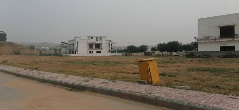 1 KANAL BEAUTIFUL RESIDENTIAL PLOT AVAILABLE FOR SALE IN BAHRIA CLUB CUTY 4