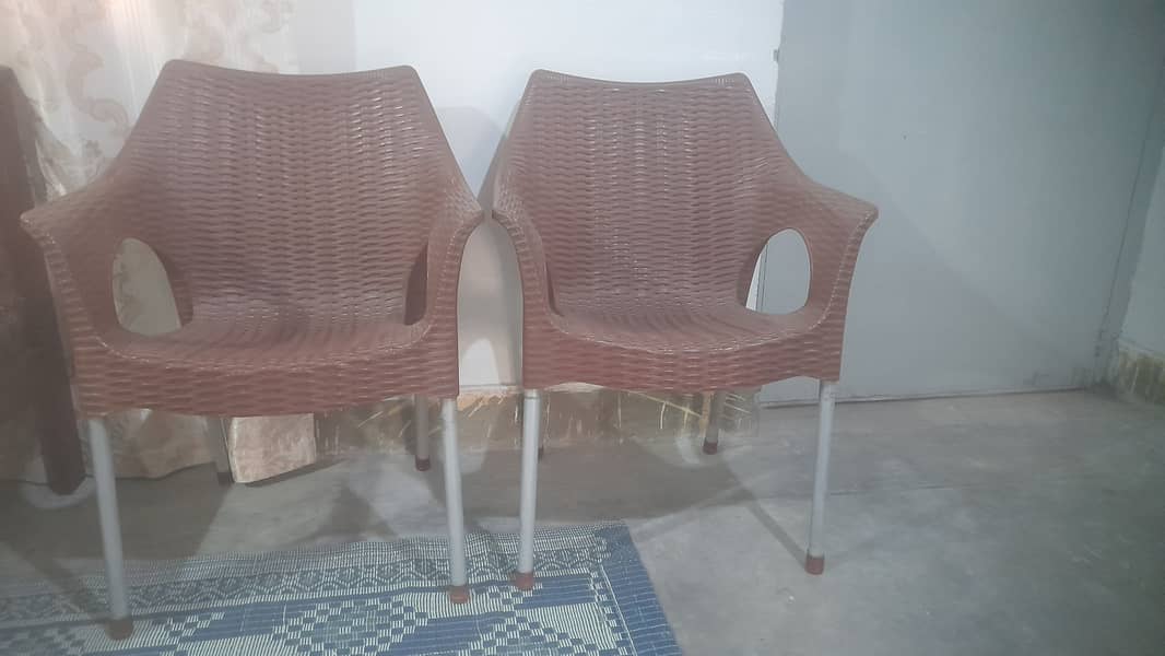 04 plastic chairs for sale 0