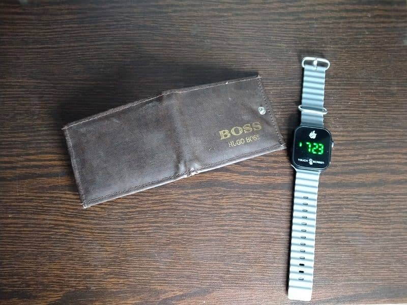 wallet and smark looking time watch 0