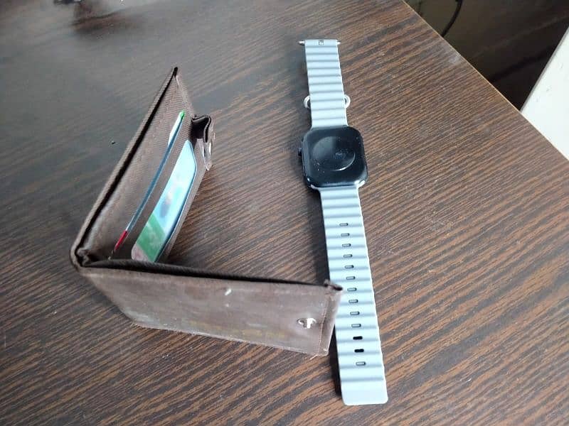 wallet and smark looking time watch 1