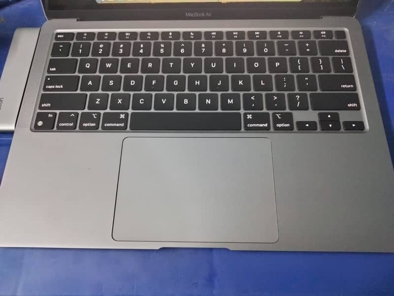 MacBook Air Apple M1 Chip 8GB RAM 256GB SSD USB Type C 1