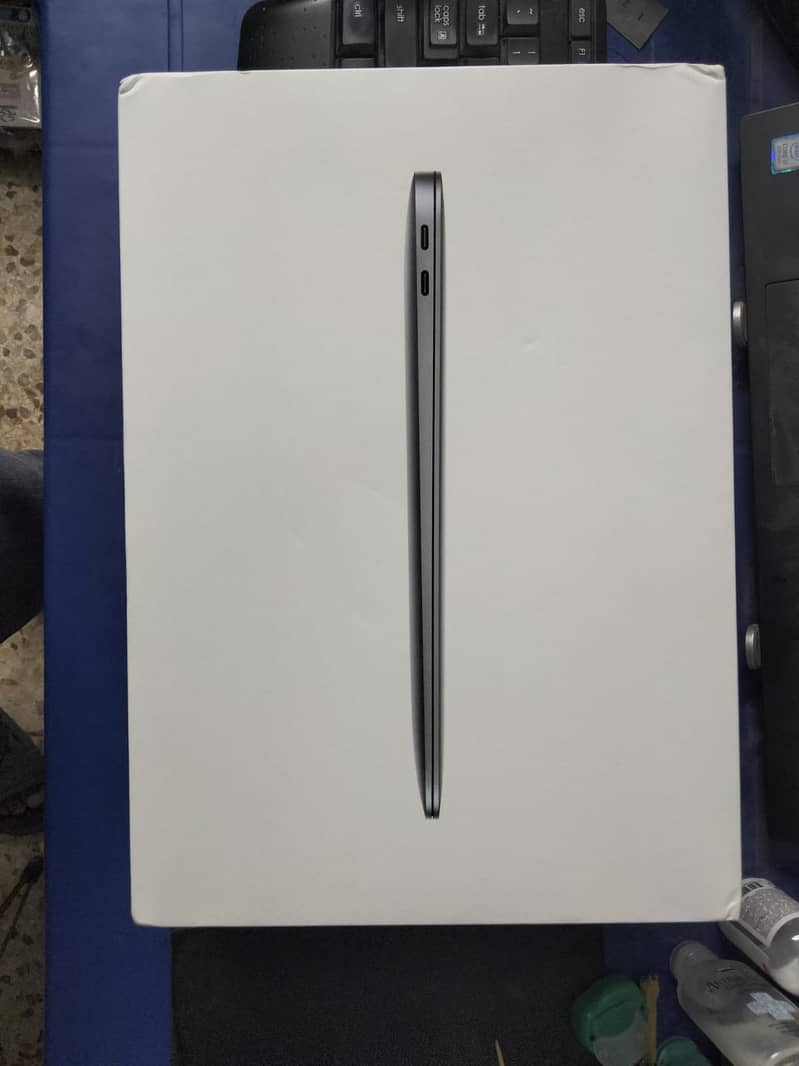 MacBook Air Apple M1 Chip 8GB RAM 256GB SSD USB Type C 5