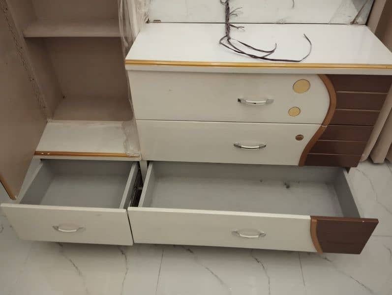 Dressing Table (4 drawers & 1 accessory cupboard) 3