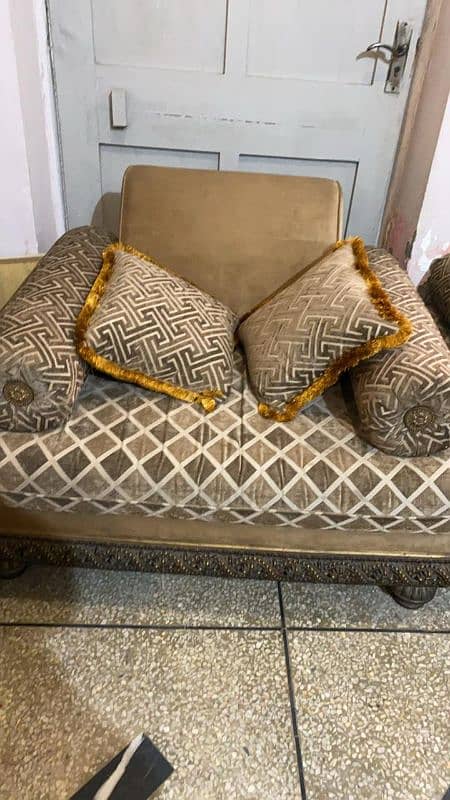 7seter sofa set with table for sale 1