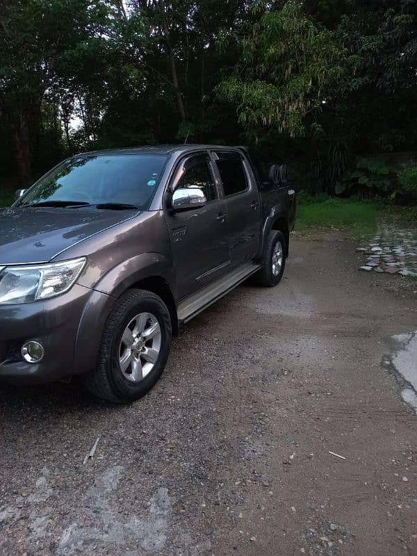 Toyota Hilux 2013 1