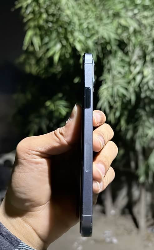 iphone 12pro.  jis bhai na lena wo es 03482004772 pr contanct 3