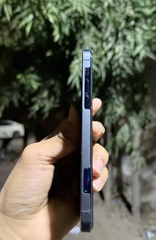 iphone 12pro.  jis bhai na lena wo es 03482004772 pr contanct 5