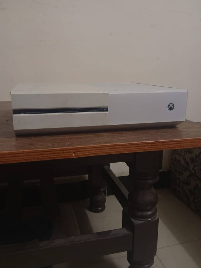 Xbox One (500gb) Rare White Colour 10/10 Condition 3