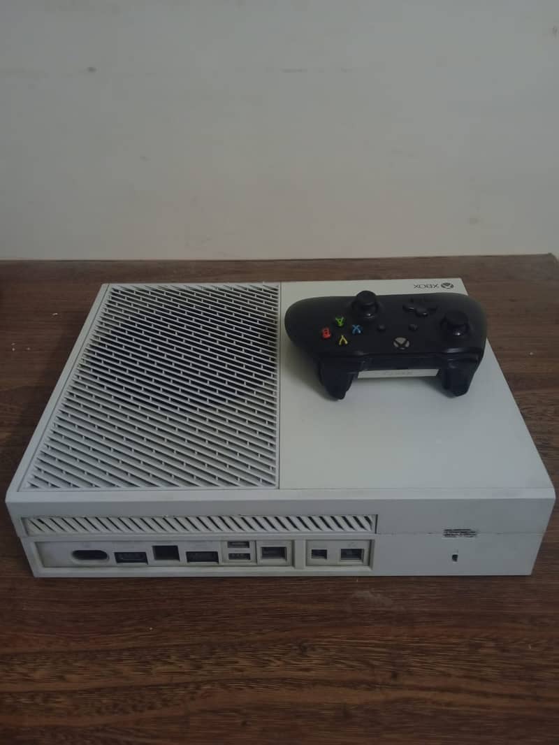 Xbox One (500gb) Rare White Colour 10/10 Condition 5