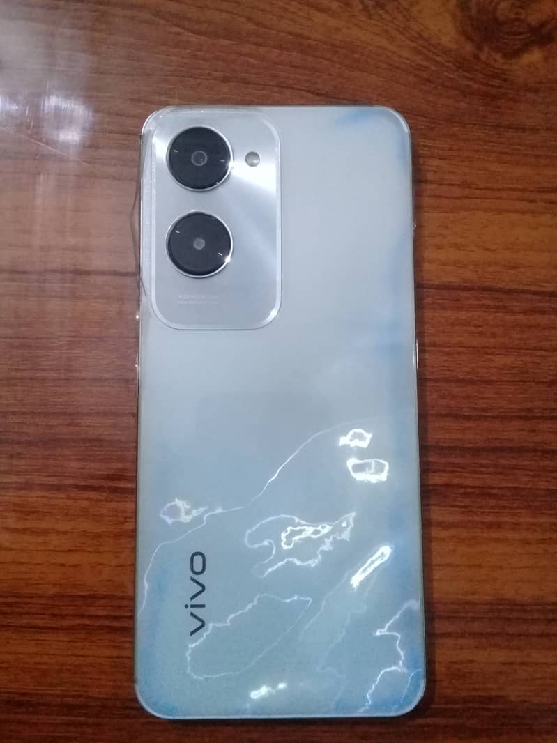 VIVO smartphone- 12+128.  Condition 10/10. -warrantey 3-25 4