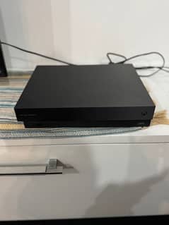 Xbox One X (1 tb)