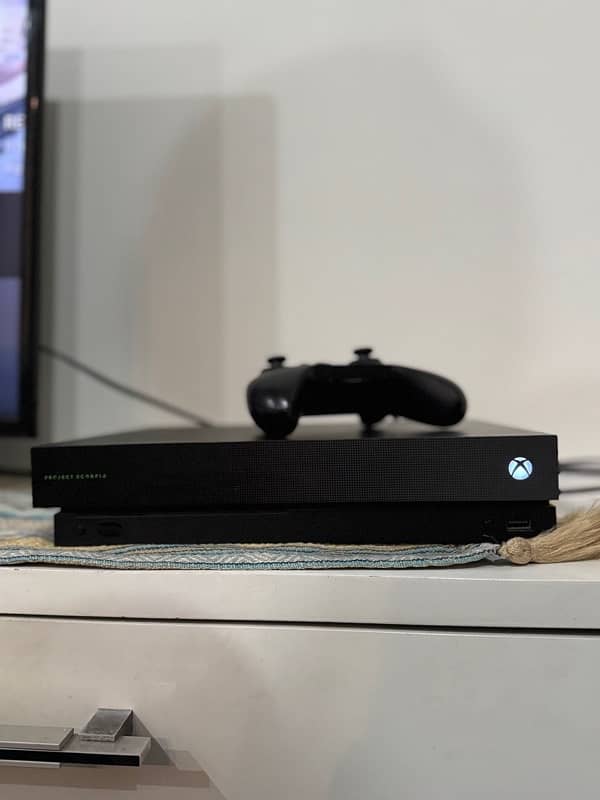 Xbox One X (1 tb) 1