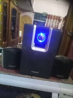 ek woofer hy 2 side speake hain Bluetooth wale nh he normal sound hy