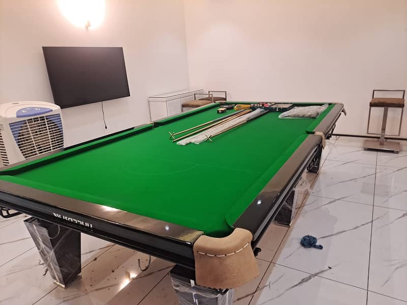 SNOOKER TABLE / BILLIARDS / SNOOKER CUSE / TENNIS TABLE / 8 POOL BALLS 12