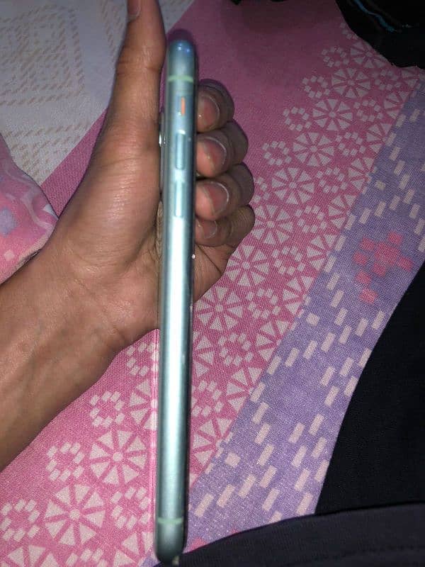 iphone 11 10/10 condition 2