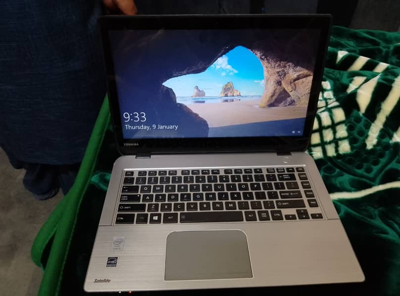 Toshiba Laptop Silver Color 4th Genration 15